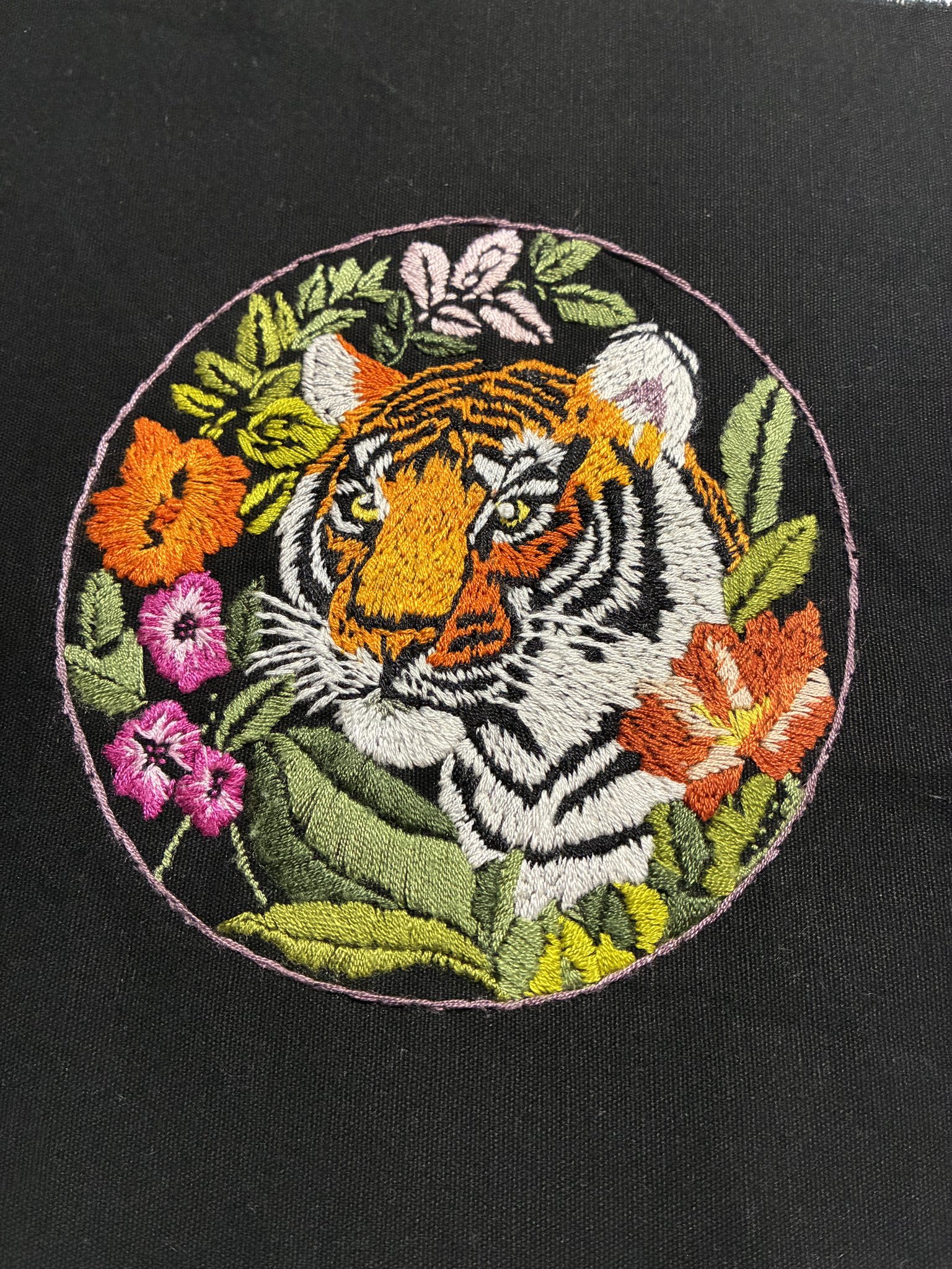 【繍】　★ 額装 猛虎嘯林図挂屏 ★　湘繍作　老虎 山林 刺繍文様　文房清供 ぬまおじ on X: 
