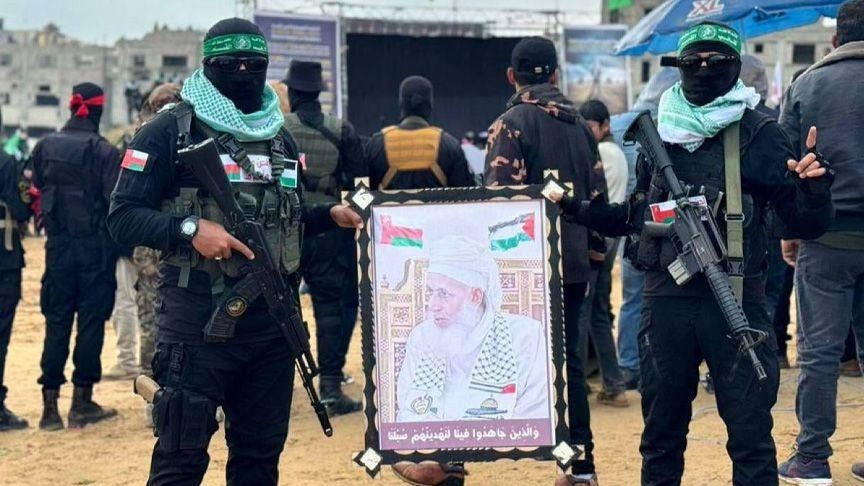 كيف لو كنت في زمن الإمام أحمد ورأيت المعتصم المعتزلي يفتح عمُّوريّة ، ويُقرّب المعتزلة؟
 ستقول : "المعتزلة مجاهدون والحنابلة عملاء" 
كما تقول اليوم : "مداخلة عملاء ".

فكيف بمن لافتحوا أرضًا ولانصروا دينًا ؟
دمّروا غزّة ومجّدوا أحمد الخليلي والخميني ومَكَّنُوا نتنياهو  .