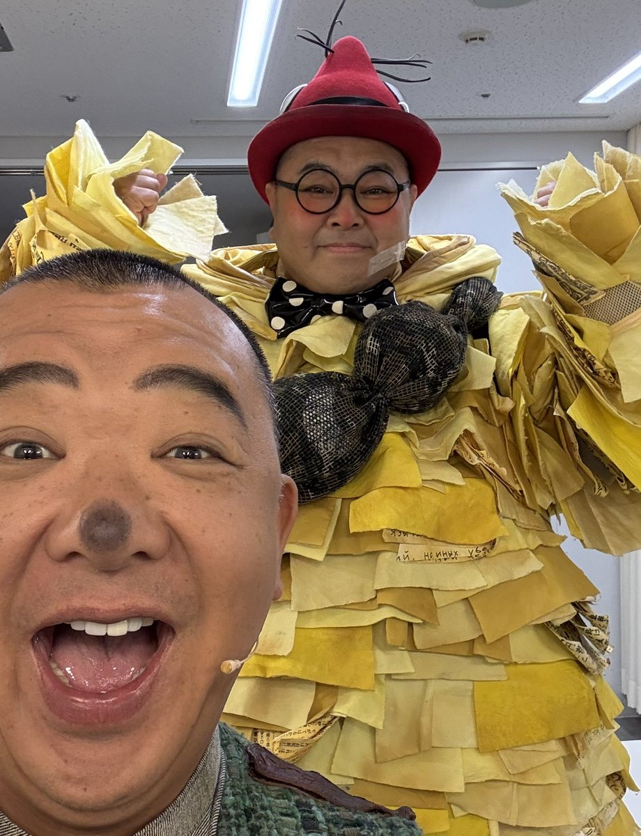 今日でミュージカル「えんとつ町のプペル」10公演目やったのにまだ舞台袖で泣いてる😭w

また今日から、乾さん（プペル）大地（スコップ）が加わりまた新鮮になったのもある！

あー！毎日おもろいぞ！

#えんとつ町のプペル