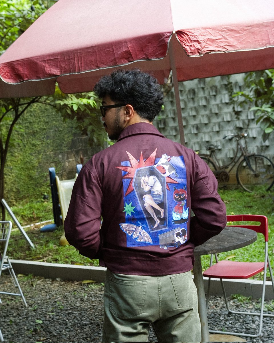 Ketemu penulis/sutradara cuaks lagi pake merch debut filmnya Tinggal Meninggal. Filmnya lagi tayang di bioskop. Ogut sih suka bgt.. + cocok sama komedinya. Eh terus ga sadar ngucek air mata di akhir gegara ikut ngerasain yang Gema rasain. Tonton deh di bioskop buruuuuu gow!