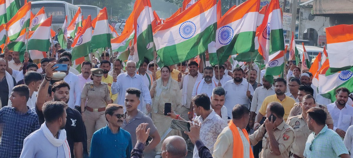 rajaaaridamans's tweet photo. तिरंगा हमारे इतिहास के गौरव, वर्तमान के कर्तव्य व भविष्य के लक्ष्यों को एक सूत्र में बाँध देता है।
बाह विधायक रानी पक्षालिका सिंह भदावर के नेतृत्व में #TirangaYatra का भव्य आयोजन

@narendramodi @AmitShah @JPNadda @myogiadityanath @sunilbansalbjp @idharampalsingh @Bhupendraupbjp https://t.co/w40dzWFHO6