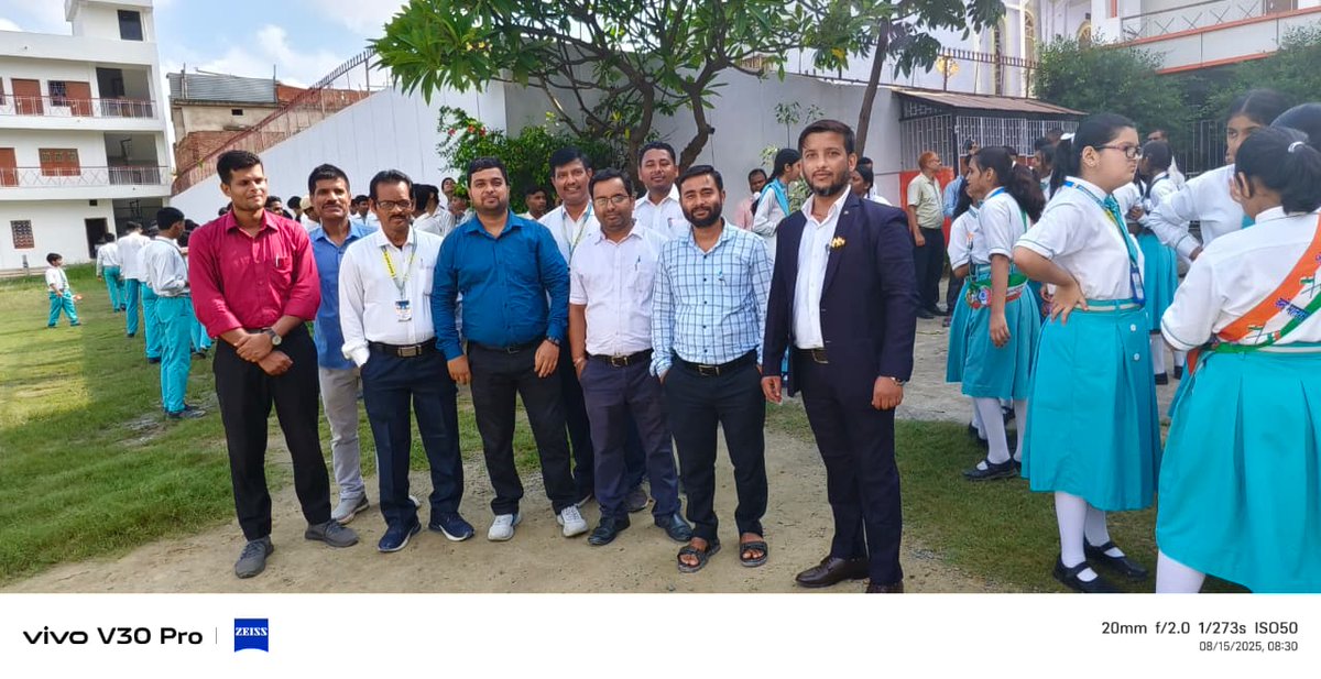 sauravkumar024's tweet image. स्कूल की वर्दी, हाथ में तिरंगा—बस यही असली आज़ादी का अहसास है। 🎓🇮🇳 #IndependenceDay2025 #IndependenceDay
#indipendencedayindia