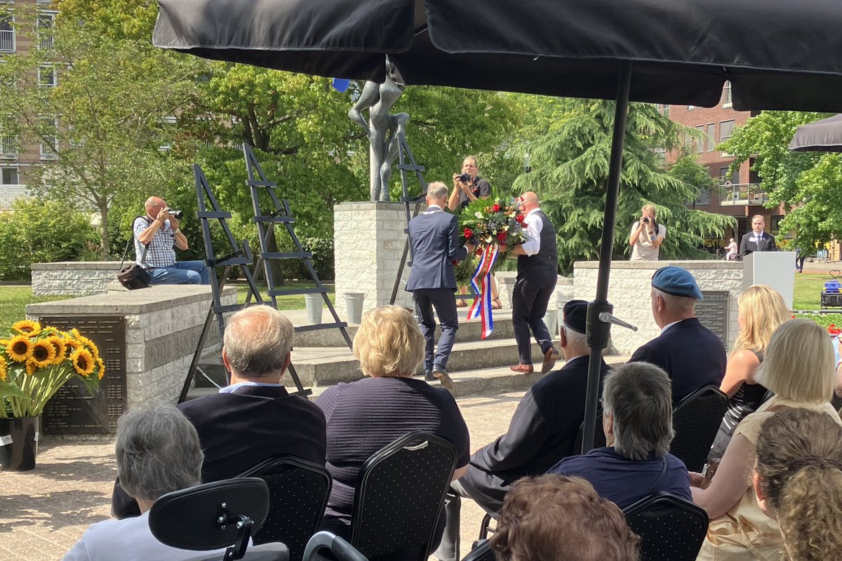 Burgemeester Jan de Vries en wethouder Ton Spek leggen een krans bij het oorlogsmonument tijdens de herdenking van 80 jaar vrijheid.
#herdenking #80jaarvrijheid