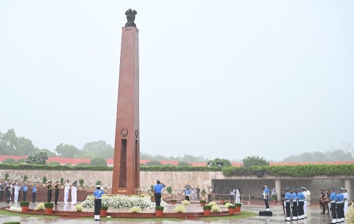 Huge respect to Murmu ji <a href="/rashtrapatibhvn/">President of India</a>,  <a href="/rajnathsingh/">Rajnath Singh</a> ji, CDS, heads of #armedforces &amp; #Defence personnel for paying  respect &amp; tribute to martyrs at #ShahidSthal in full rain. Even umbrellas ☂️ were not used. A lession to many of us who treat this day as holiday #Jaihind