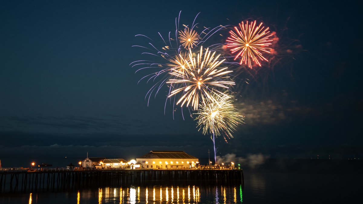 More FREE Fireworks Tomorrow!  📷
Thats right! We've got even MORE fireworks to set off on Saturday night! The show will start around 9:30.

Find out more: clactonpier.co.uk/events/