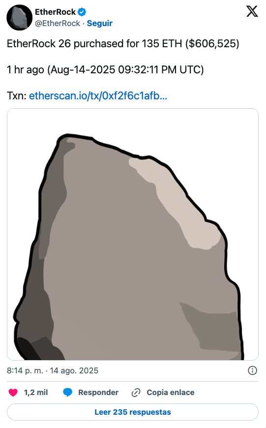 CriptoNoticias's tweet photo. COMUNIDAD 🤝🏻 | Un #NFT de la colección #EtherRock fue vendido por 135 ETH, equivalentes a 600.000 dólares. Esta compra de una "roca #tokenizada" revive los recuerdos de la fiebre especulativa de 2021.
📈 La operación coincide con la reciente subida de #Ethereum y reaviva viejas pasiones. Sin embargo, muchos ven estas compras como un símbolo de irracionalidad del mercado NFT.
💬 Las reacciones no se hicieron esperar: desde burlas hasta fastidio, recordando que EtherRock es emblema de la burbuja NFT. Para algunos, la historia parece repetirse.