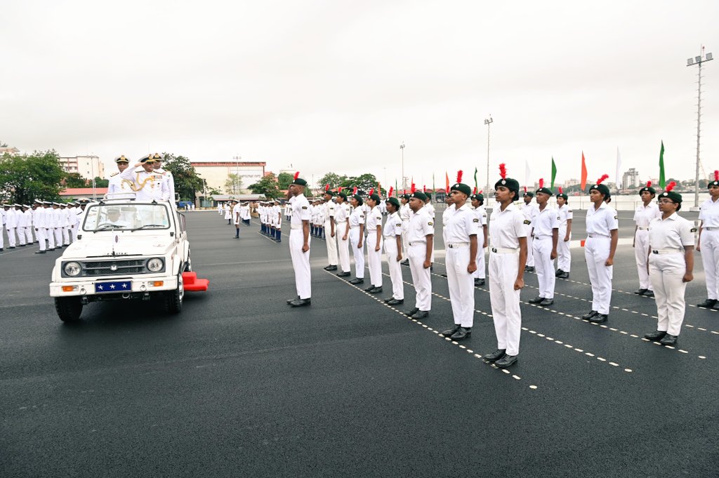 Honour the Nation, Serve with Pride!
On the occasion of 79th #IndependenceDay, VAdm V Srinivas #FOCINC #SNC laid wreath at SNC War Memorial and reviewed the grand Ceremonial Parade at Naval Base #Kochi. He extended heartfelt greetings to all and recounted the arduous  journey of
