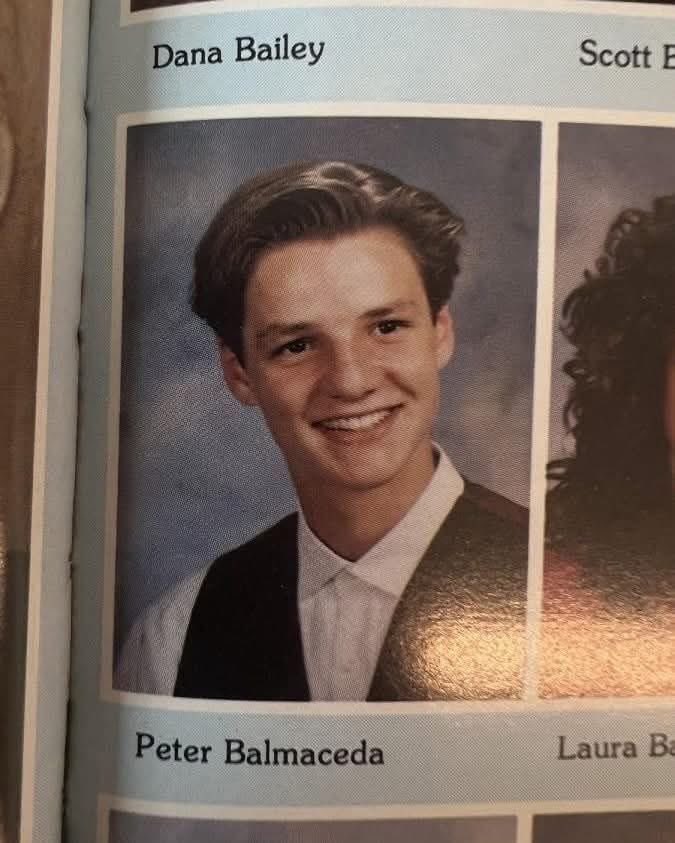Roybattyforever's tweet photo. Pedro Pascal en su foto de graduación. https://t.co/XSkFWln8zQ