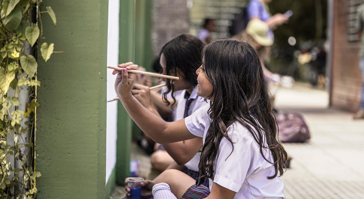 ARN Colombia (@arncolombia) on Twitter photo Llenamos Arauquita de colores por la paz 🎨
🖌️Para rendir un homenaje al proceso de diálogo entre firmantes del Acuerdo Final, víctimas de conflicto y estudiantes de Arauca, el caricaturista <a href="/Matador000/">matador 🇪🇭</a> pintó un mural para la comunidad. Llenamos Arauquita de colores por la paz 🎨
🖌️Para rendir un homenaje al proceso de diálogo entre firmantes del Acuerdo Final, víctimas de conflicto y estudiantes de Arauca, el caricaturista <a href="/Matador000/">matador 🇪🇭</a> pintó un mural para la comunidad.