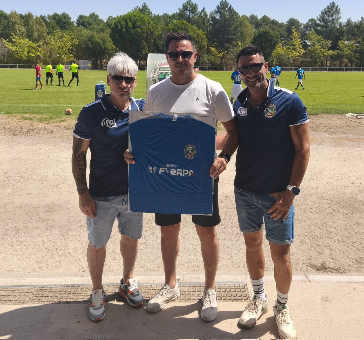 CPTalayuela's tweet photo. 🤝 También en el partido de hoy se hizo entrega en muestra de reconocimiento y agradecimiento, de un obsequio que recogió Darío en representación de nuestro patrocinador Oficial Grupo Fyerpa.
Muchísimas gracias de nuevo por apostar por este nuevo proyecto.

#tequeremosilusionar https://t.co/mFopiRBZSn