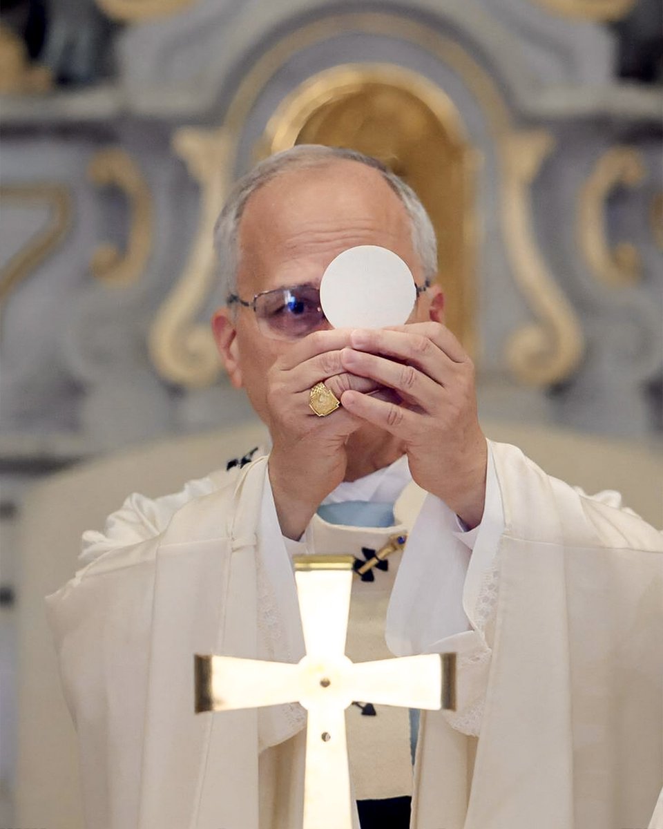 CatholicCassie's tweet photo. Pope Leo holding Jesus https://t.co/4paMTjbXH8