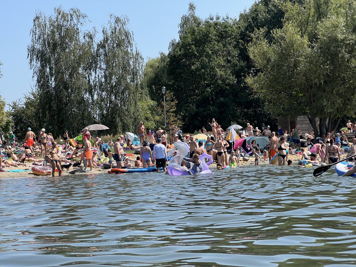 krakow_pl's tweet image. #Krakow #Zakrzówek #Bagry 
☀️🏖️🕶️ W taki #upał, to najlepiej nad wodę... albo do cienia!

Ostrzeżenie o upałach przedłużono do soboty, 16 sierpnia do godziny 20:00. Temperatura w dzień może dojść do 33⁰C.

📸 Szymon Martyniak-Barański
      @JanGraczynski /