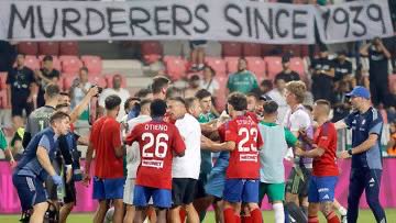 Paszkwil który pojawił się na trybunach  podczas meczu izraelskiej drużyny Maccabi Hajfa z Rakowem Częstochowa ! 
Nie ma zgody dla fałszowania historii i przypisywanie nam roli oprawców w sytuacji kiedy to my byliśmy narodem  który najbardziej ucierpiał podczas napaści Niemiec.