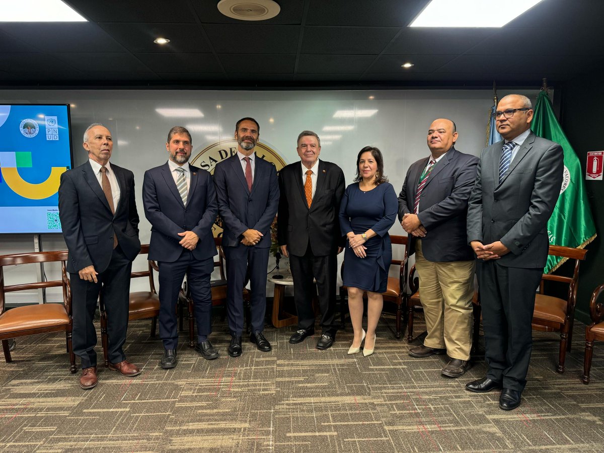 PNUDVenezuela's tweet photo. En un mundo en constante cambio, la formación es el motor de la innovación. 💡

La @bolsacaracas y @PNUDVenezuela inician las inscripciones del Diplomado en Finanzas Sostenibles en el Mercado de Valores. https://t.co/KJnk8t6h9H