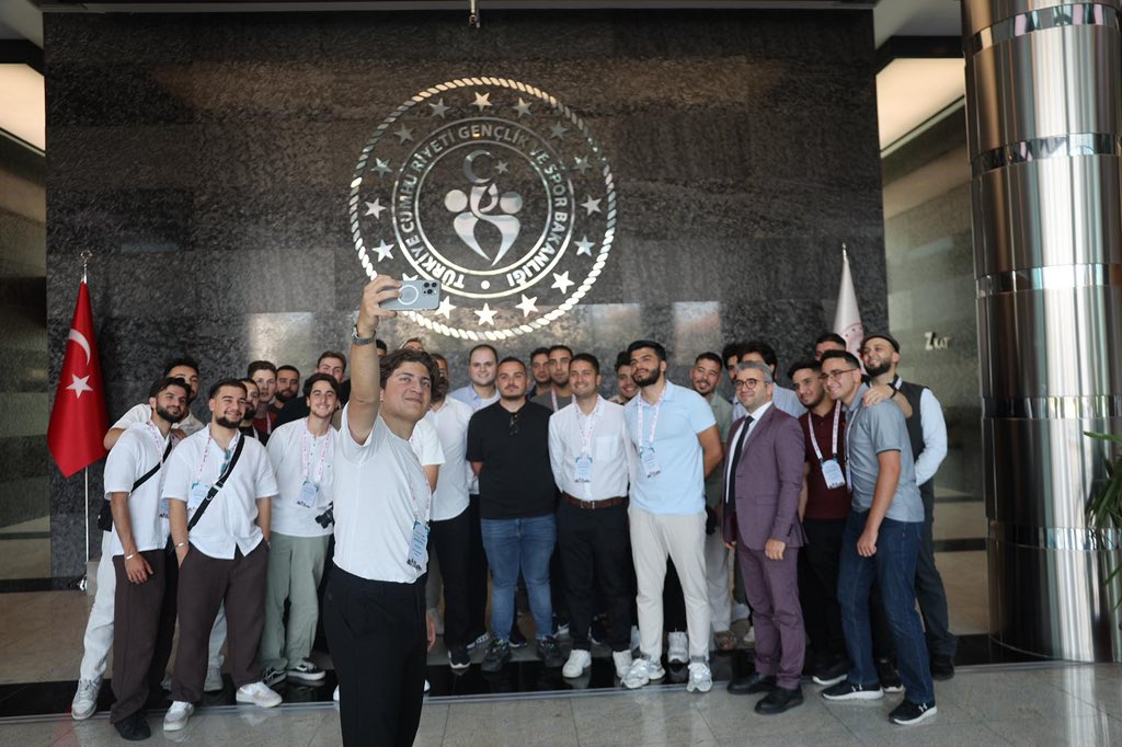 GSBgenclik's tweet photo. 🌍 8 farklı ülkeden 36 genç Ankara’da, kendi Bakanlığında! 

@yurtdisiturkler iş birliğiyle yürüttüğümüz Uluslararası Tarih, Kültür ve Medeniyet Programı kapsamında yurt dışından gelen gençlerimizi Ankara’da ağırladık. 

Bartın, Kastamonu ve Safranbolu illeriyle devam edecek programın ilk durağında gençler, Genel Müdürümüz @enes_efendioglu ile Bakanlığımızda bir araya gelerek sohbet etti, projelerini paylaştı. 

#GSB #TarihKültürMedeniyet #YTB
