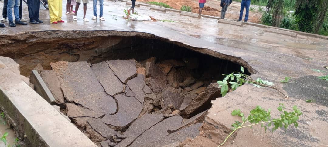KISANGANI — #Flash : encore en réhabilitation, la route de l'aéroport de Bangboka s'affaisse après une pluie 
➡️kis24.info/kisangani-flas…
