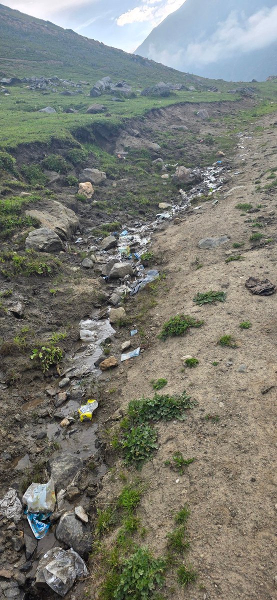 kholaraja03's tweet photo. These are the pics taken  at Ratti Galli Lake. Imagine polluting the water channels at the altitude of 13000 feet.

#ClimateCrisis #azadkashmir #ClimateActionNow https://t.co/anB45VugZl
