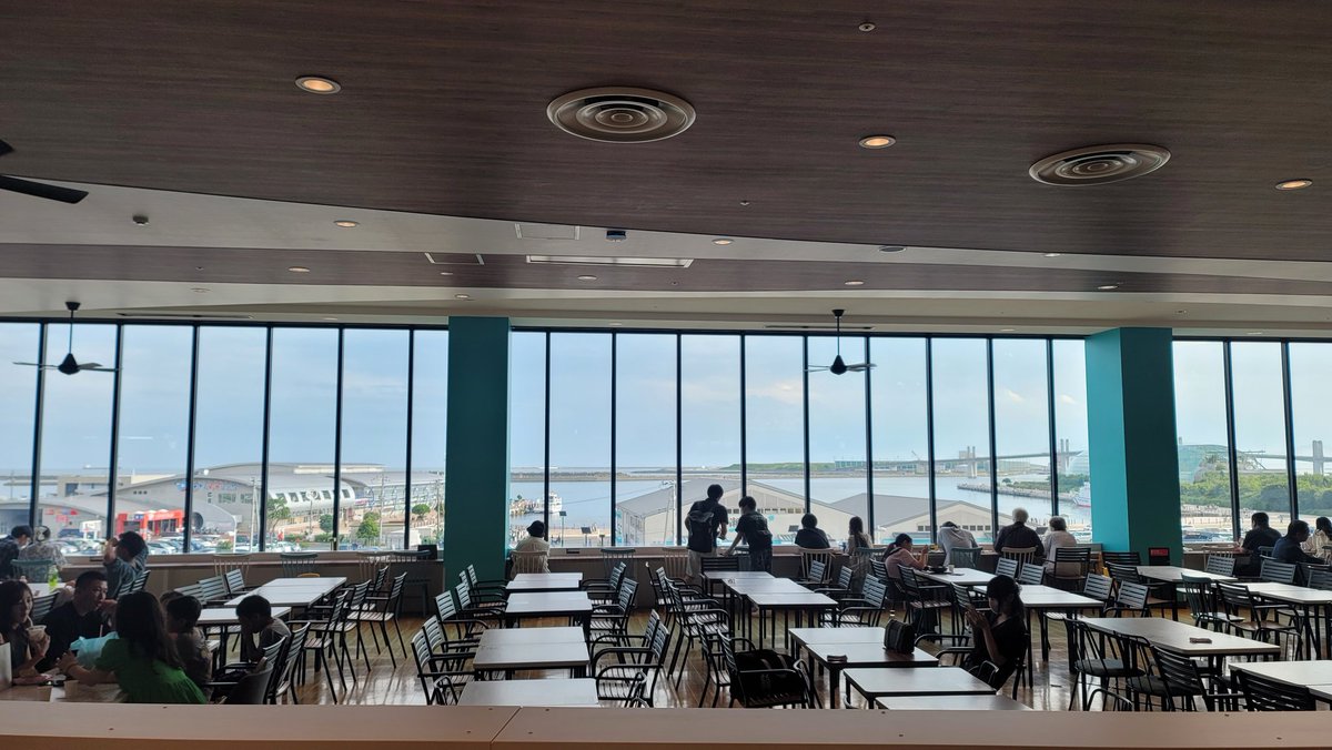 いわき市のイオンモール小名浜は小名浜港のすぐ横❗
だからフードコートからの景色が最高です‼️