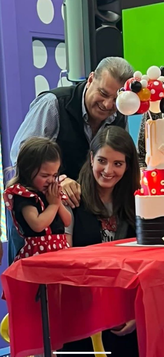 epereznegron's tweet photo. Feliz cumpleaños a esta personita incondicional que todos amamos con el corazon! GRACIAS POR TU VIDA, las risas y sobre todo los malos chistes 😂 TE AMOOOOOOOOOOOOO @Reypereznegron https://t.co/qQFypkPQMy