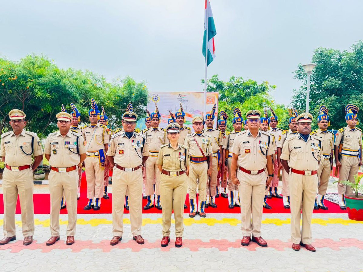 राजस्थान सेक्टर #CRPF नायला में 79वां स्वतंत्रता दिवस अत्यंत उत्साह, उल्लास और गहरी देशभक्ति के साथ मनाया गया।
कार्यक्रम की शुरुआत राष्ट्रगान के साथ हुई, इसके पश्चात पूरे गर्व के साथ तिरंगा लहराया गया और  राष्ट्रध्वज को सलामी दी गई।
इस अवसर पर वीर शहीदों को श्रद्धांजलि अर्पित की