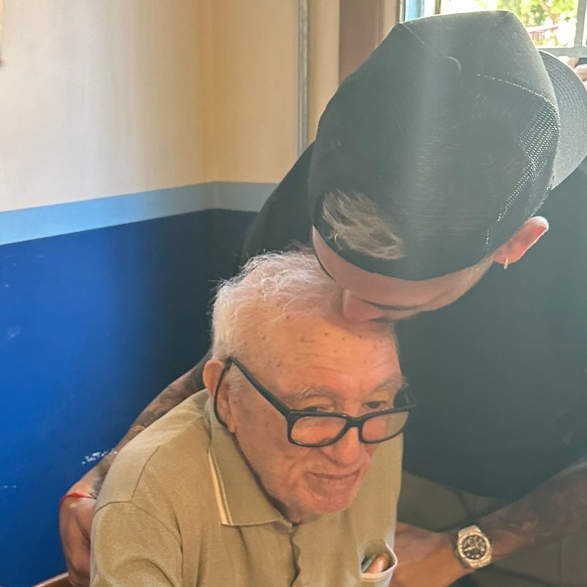 "GRACIAS POR TODO MAESTRO, DESCANSA EN PAZ"

El mensaje y la foto que subió Leandro Paredes para Ramón Madonni, quien falleció esta madrugada a sus 83 años. El histórico captador de cracks fue quien descubrió, entre tantos otros, al Campeón del Mundo.