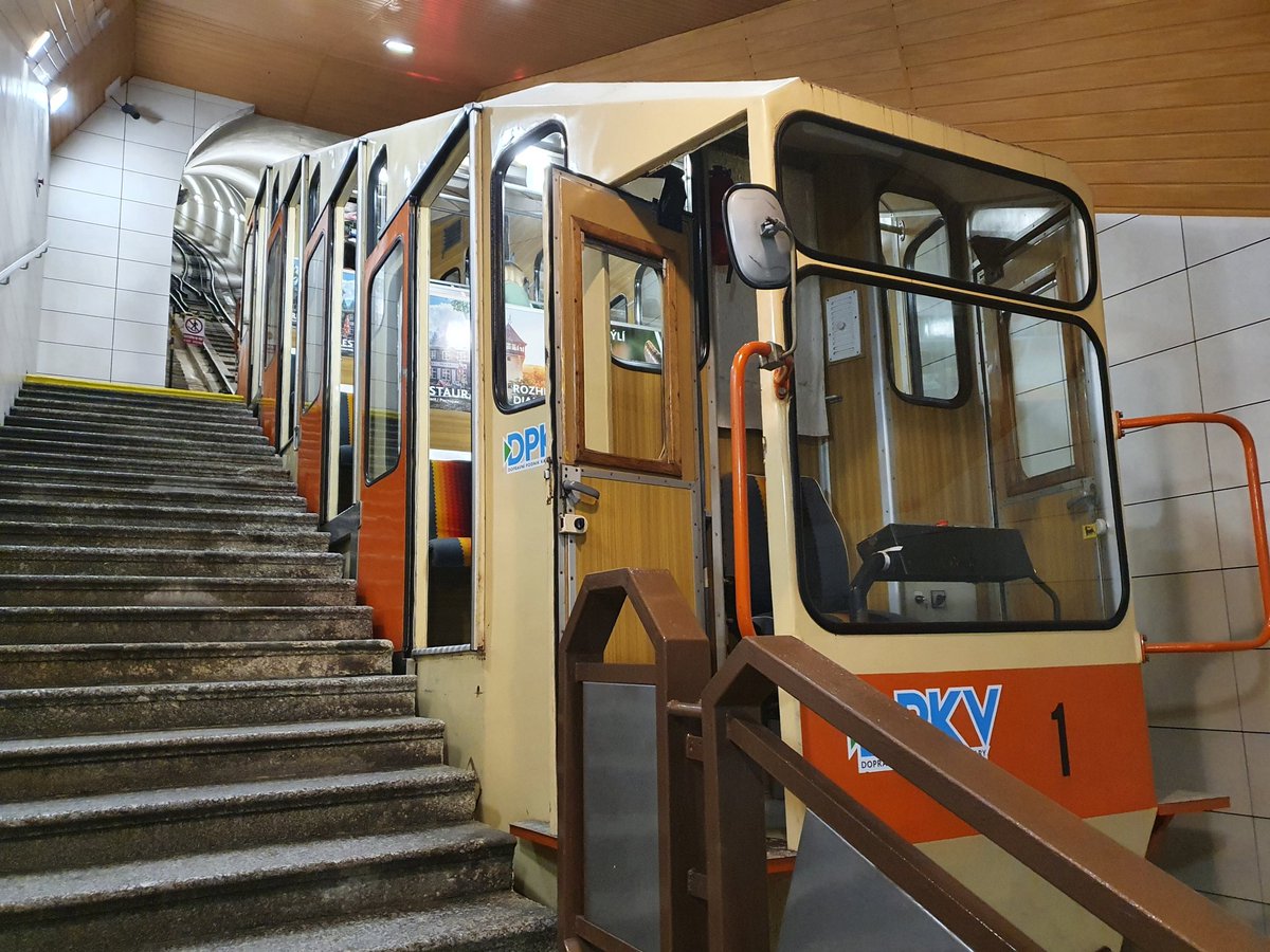 funimag's tweet image. On 14/8 1st stage of Czech Tour 2025 Praha - Karlovy Vary with arrival at foot of 2 funiculars: to Hotel Imperial and to Diana summit  🇨🇿 🚞 🚴‍♀️ 
#funicular #KarlovyVary #Karlsbad #CzechRepublic #Lanová #Lanovka #cyclism @Karlovyvary_cz
