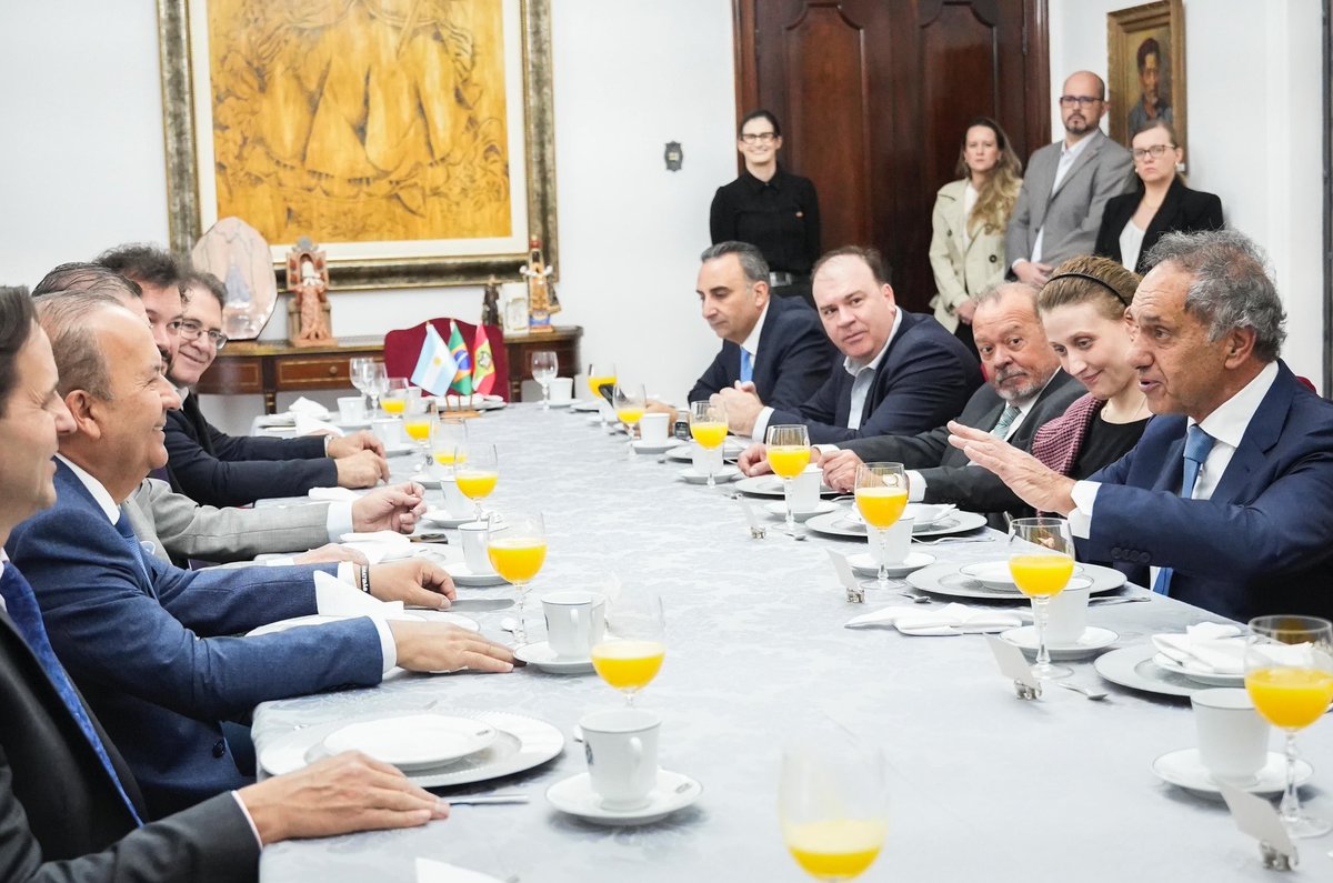 Daniel Scioli 🇦🇷 (@danielscioli) on Twitter photo En Florianópolis, en el marco del Visit Argentina Workshop que vinimos a realizar, mantuve un productivo encuentro con el ministro y el gobernador del Estado de Santa Catarina, <a href="/jorginhomello/">Jorginho Mello</a>. Un gobernador que recuerda y admira al Presidente <a href="/JMilei/">Javier Milei</a>, que nos recordó sobre un En Florianópolis, en el marco del Visit Argentina Workshop que vinimos a realizar, mantuve un productivo encuentro con el ministro y el gobernador del Estado de Santa Catarina, <a href="/jorginhomello/">Jorginho Mello</a>. Un gobernador que recuerda y admira al Presidente <a href="/JMilei/">Javier Milei</a>, que nos recordó sobre un