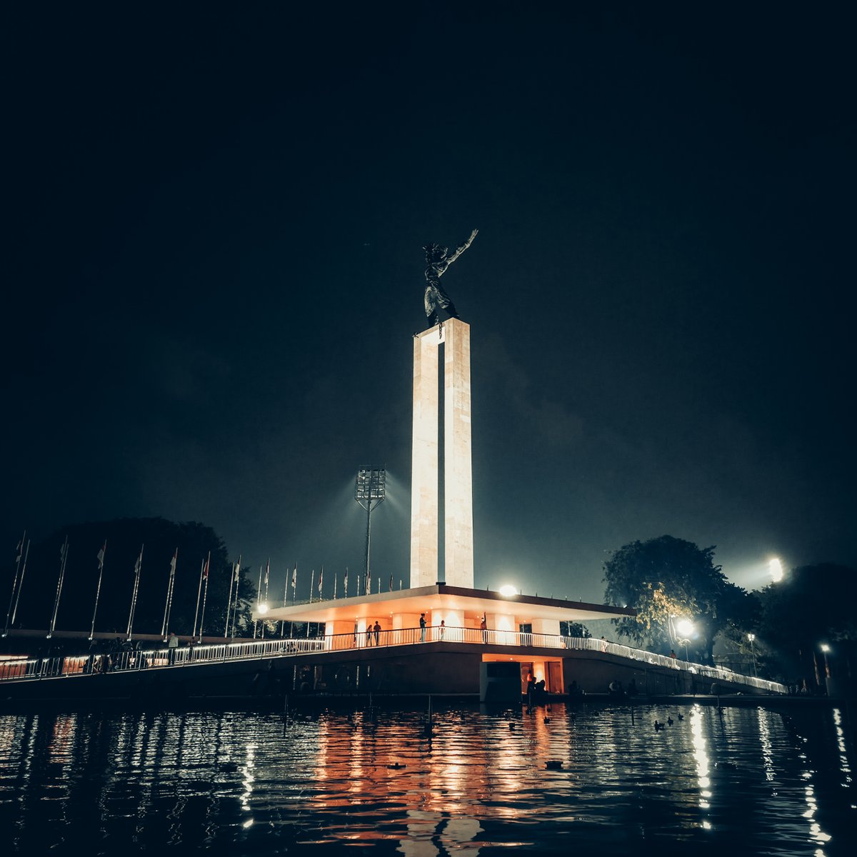 samsungID's tweet image. Ada 5 juta rupiah untuk 5 pemenang! 🙌

Tebak lokasi dari hasil jepretan Galang Ganjar dengan reply sebanyak-banyaknya: [nama lokasi] jadi keliatan makin cantik dan estetik berkat 200MP Ultra Camera #GalaxyZFold7 #GalaxyZFlip7 #UnfoldTheSoulOfNusantara

🗓️Periode: 15-22 Agustus…