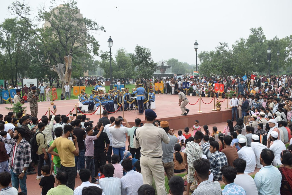 79 वें स्वतंत्रता दिवस के अवसर पर नई दिल्ली के इंडिया गेट स्थित एम्फीथिएटर में #CRPF बैंड की देशभक्ति से ओत-प्रोत धुनों ने वहां मौजूद श्रोताओं को मंत्रमुग्ध कर उनके हृदय में राष्ट्रप्रेम की भावना को और प्रगाढ़ किया।
भारत सरकार की पहल पर पूरे देश में आयोजित बैंड प्रस्तुतियों के