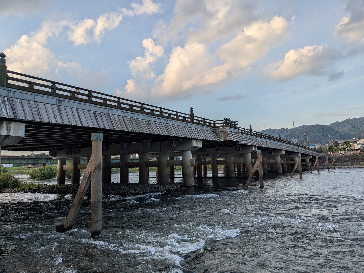 TAKA35743144's tweet photo. 宇治川って川の底が見えるぐらいとても水が綺麗でした！

一緒に行った地元民の方からは普通じゃない？という感じで言われたので、

『そんなことをぬかすなら、綾瀬川に連れてくぞ！』
と脅してやりました笑 https://t.co/u5aUI95PqN