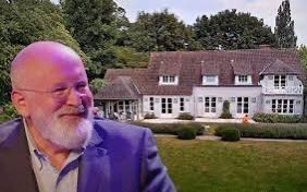 Frans Timmermans wil vliegvelden offeren als bouwplaatsen voor woningen. Waarom niet beginnen met zijn eigen landgoed. Daar passen minimaal een paar honderd woningen op. #vliegvelden #woningen