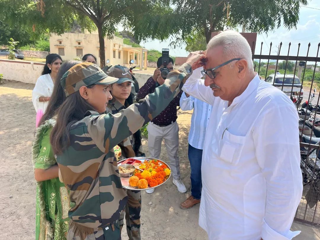 Hameersinghbhal's tweet photo. स्वतंत्रता दिवस के पावन अवसर पर श्री गुरु मंश विद्या मंदिर, सिवाना में आयोजित भव्य समारोह में सम्मिलित होने का सौभाग्य प्राप्त हुआ। इस अवसर पर पूज्य श्री श्री १००८ गोपाल राम जी महाराज का पावन सानिध्य प्राप्त हुआ। ध्वजारोहण कर भारत की आन, बान और शान के प्रतीक तिरंगे को नमन किया। https://t.co/N6Qcs81Nvc