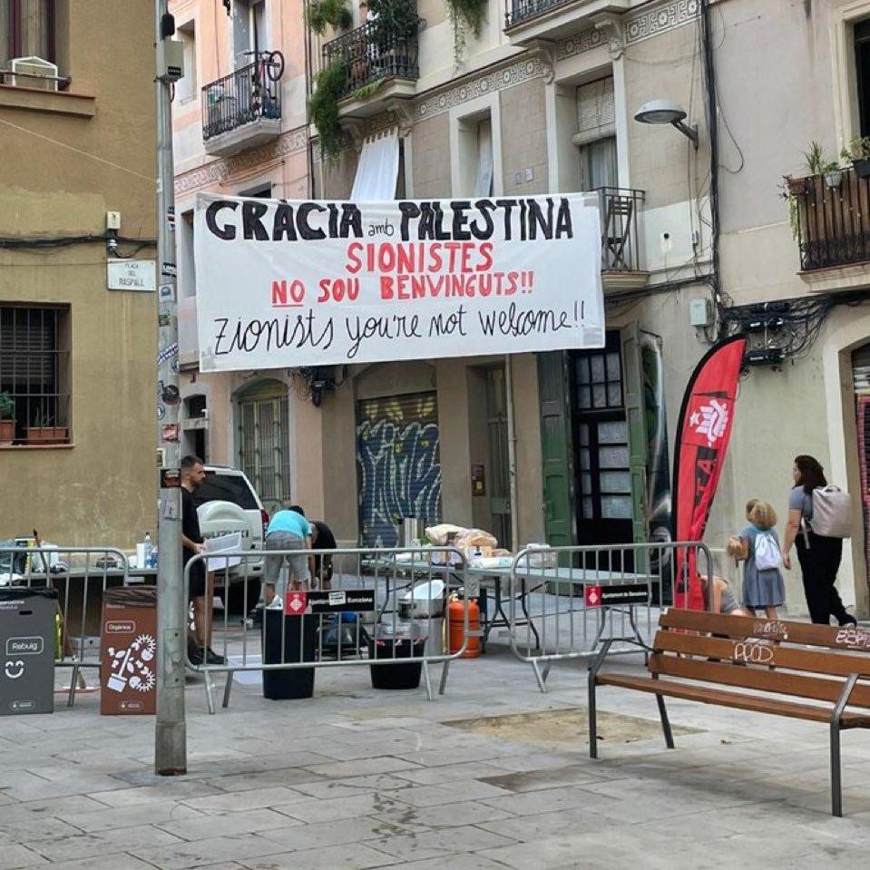 Imagineu que posa "Musulmans no sou benvinguts". El delicte d'odi no defensa mai als cristians, jueus o budistes. Només i exclusivament als musulmans. Aquesta llavor tan perillosa és la que han plantat la majoria de partits polítics i mitjans.