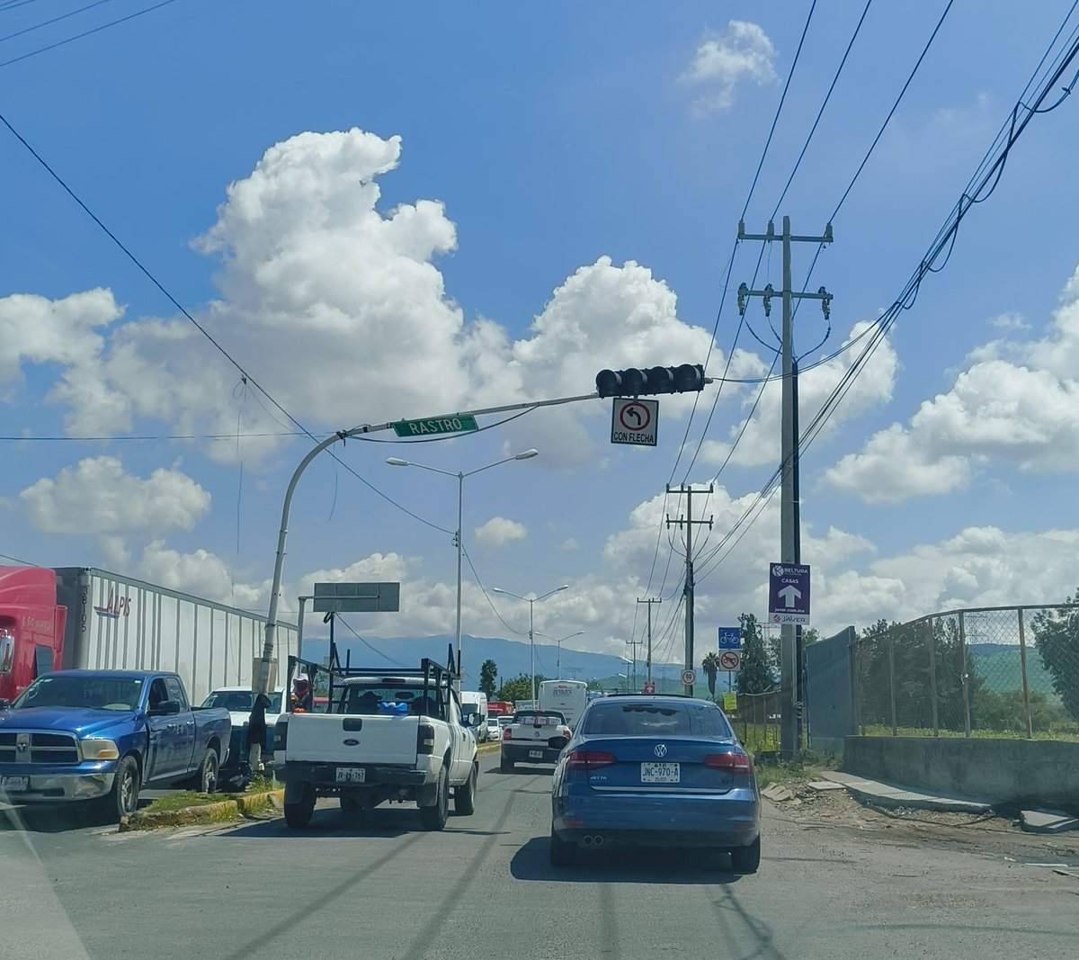 potrillodsbokdo's tweet photo. Hola buenos días @Trafico_ZMG reportando ahora este semáforo sin funcionar al cruce de Avenida Jesús Michel González y calle Rastro, porfa me pueden ayudar para su difusión y reporte a @AgenciaAMIM ? Muchas gracias! https://t.co/xl2Wrz5JYg