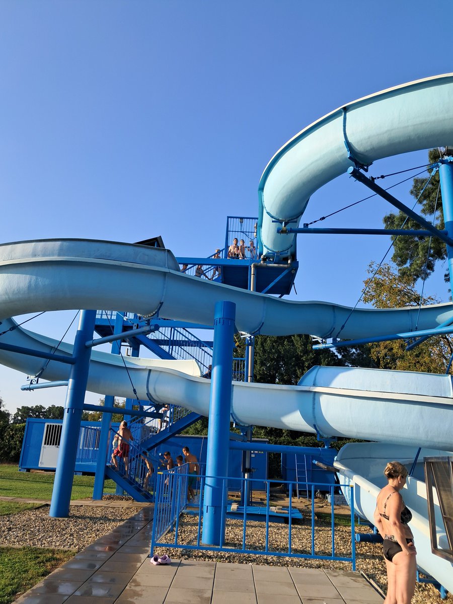 Tak, posledni den dovolene me konecne prestalo bolet v krku, takze si dneska uzivam koupani co to jde. Ale reknu vam, sbalit ten velkej stan v tomhle vedru je peknej zahul 🥵