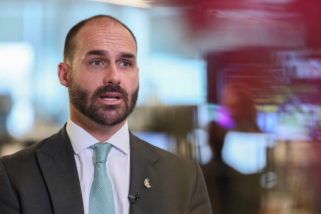 #OPINIÃO 

📝 Alvaro Costa e Silva (<a href="/alvaromarechal/">Alvaro Costa e Silva</a>) | Por que o moleque de recados de Trump continua deputado no Brasil? Hugo Motta resguarda Eduardo Bolsonaro da cassação para não irritar a turba bolsonarista 📲📰 www1.folha.uol.com.br/colunas/alvaro…