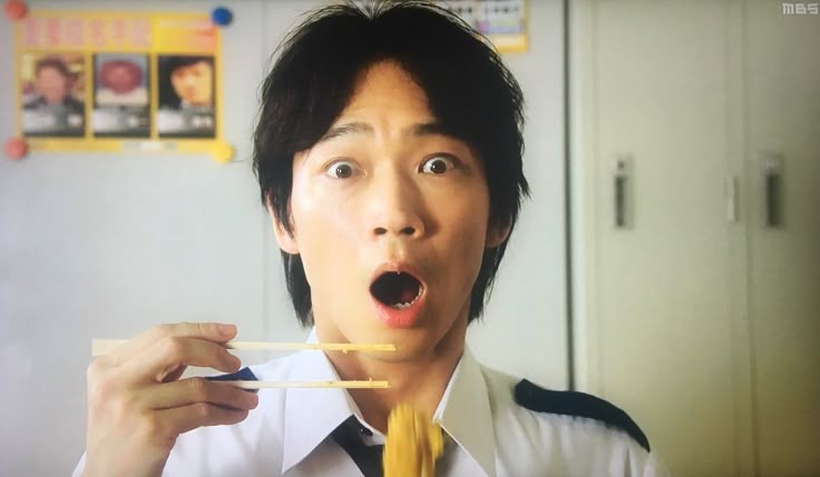 긋치 이부키 과거 장난아니지..... 하고 원작 다시보면 란도셀 기부했다가 그만보내달라는 방송보고 충격먹어서 먹던 텐동 튀김도 떨어뜨리는 순딩하양말랑순경 나온다