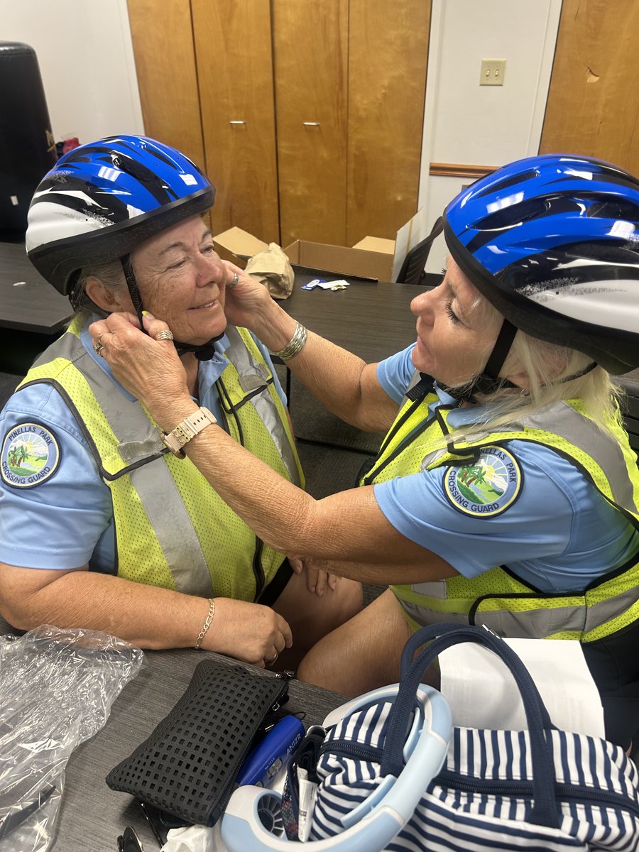 MyFDOT_Tampa's tweet image. A big thank you to the dedicated crossing guards at the Pinellas County Sheriff's Office who completed training to become certified helmet fitters 🚸👮‍♀️

FDOT's D7 Safety Team is committed to spreading #BikeSafety skills and awareness across the region, one helmet at a time! 🚲