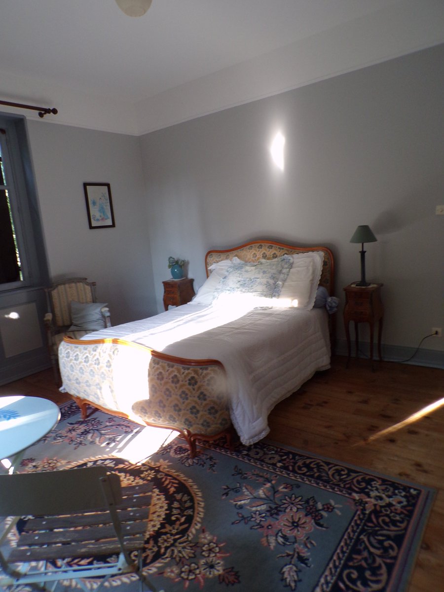 La chambre " Perle " est à nouveau disponible en chambre d'hôte, pour un week-end ou un petit séjour au " Chêne Marie "...
Dans un bel environnement reposant et une belle région touristique.... 🏡