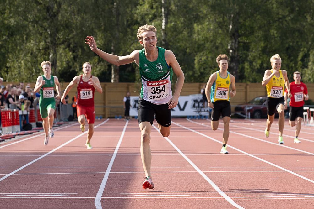 Lappeenrannan Urheilu-Miesten Juho Venäläinen juoksi hurjan ajan 46,20 ja murskasi yli puolella sekunnilla Jaakko Kemolan 49 vuotta vanhan Suomen ennä yleisurheilu.fi/uutinen/juho-v…