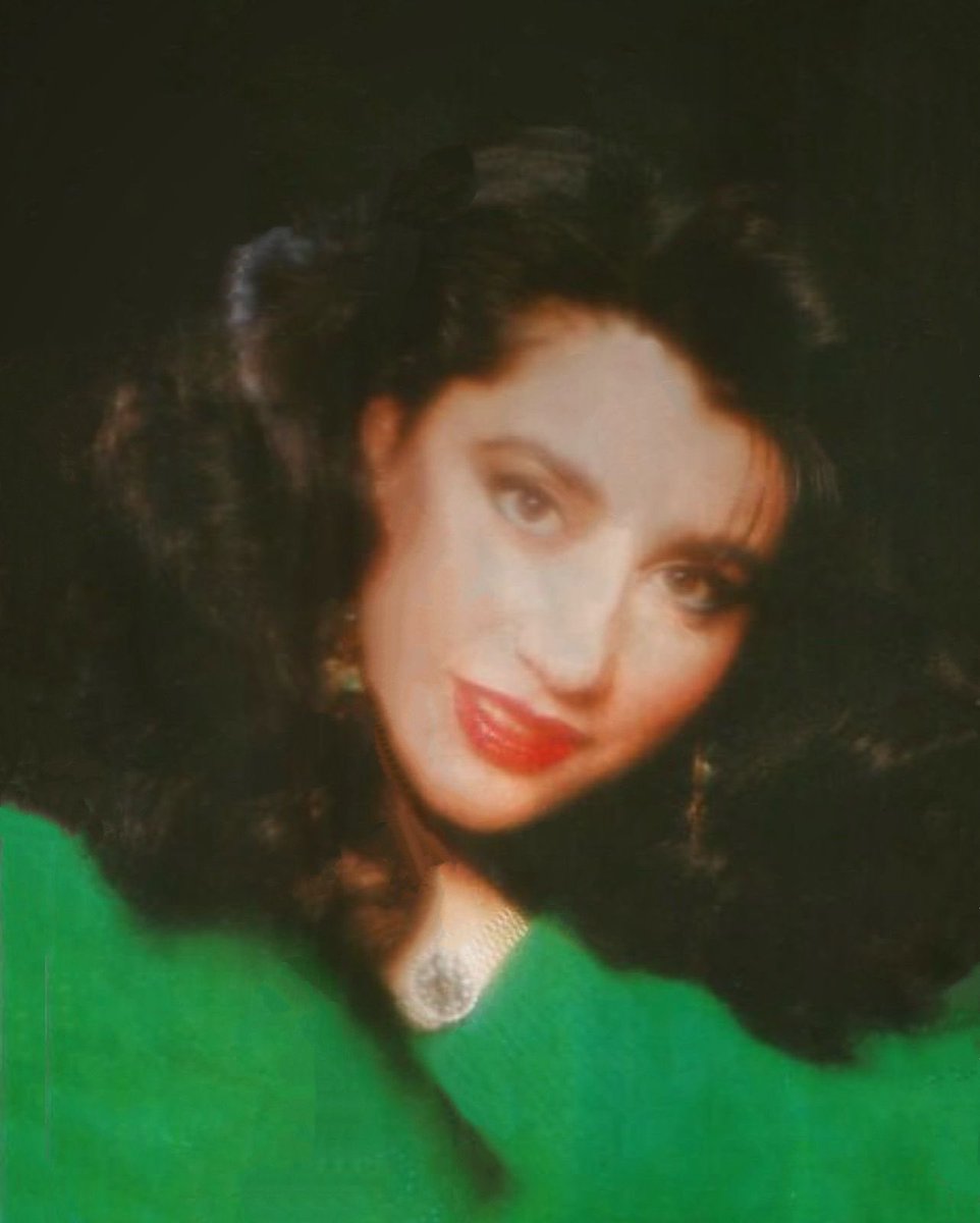 NK_Archive's tweet photo. #نجوى_كرم  💚! https://t.co/BqDDhE0Xjs
