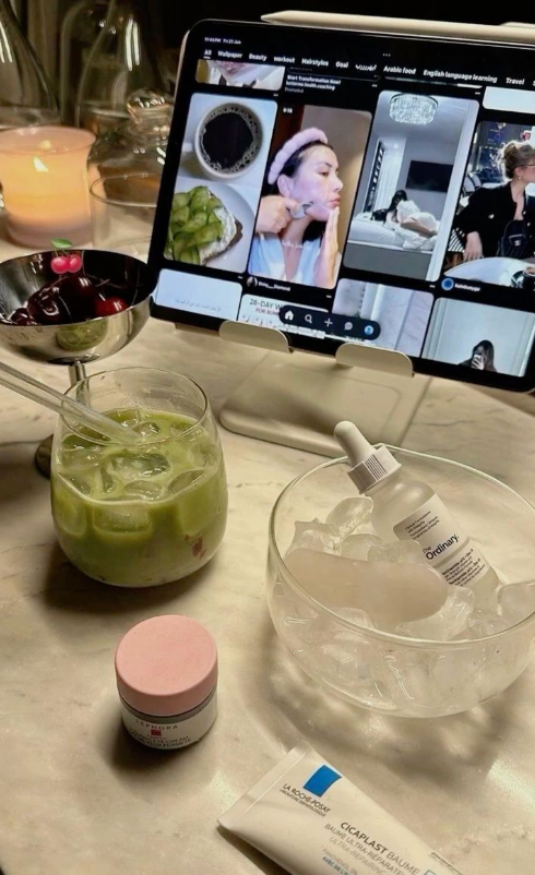 sheila_r_p's tweet photo. Friday night reset 🌙✨ Skincare, matcha, and a scroll through beauty tips the perfect way to wind down and treat yourself.#FridayReset #SelfCareNight #SkincareRoutine #MatchaLover #NightVibes #GlowUpTime https://t.co/pv72kyyTvx