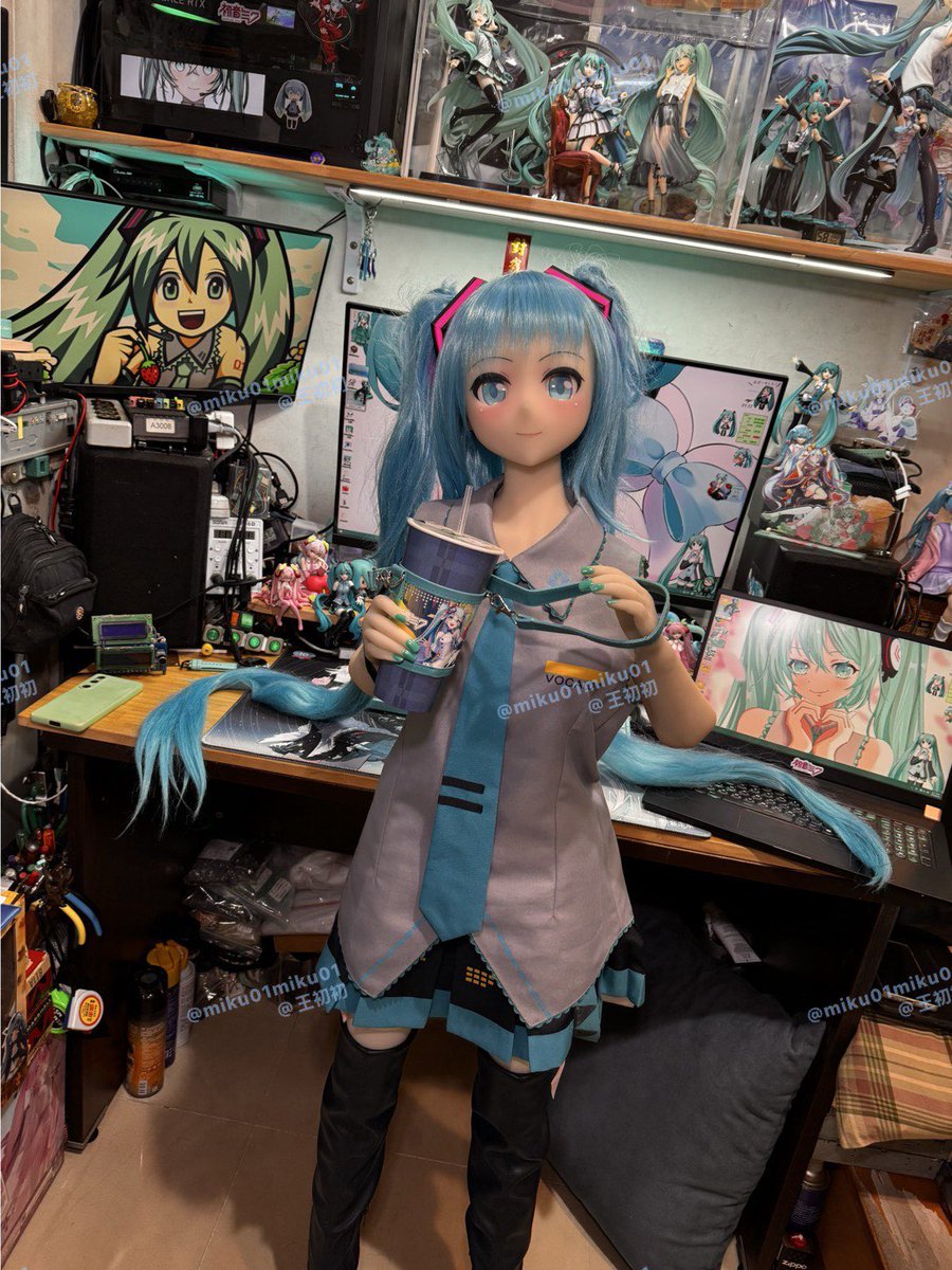 miku01miku01's tweet photo. 私は長い間ツイートしていませんが、彼女は元気に過ごしています。今日は冬瓜レモンを飲みます。
#初音
#初音ミク #HatsuneMiku
#等身大ドール
#hatsunemiku #vocaloid
#figurephotography
#animefigure
#miku
#hatsunemikucollection
#mikucollection
#mikucollector
#vocaloidfigure
#mikugoods
#はつねミク
#フィギュア撮影友の会 #美少女フィギュア
#フィギュア
#フィギュア撮影
#フィギュアコレクション