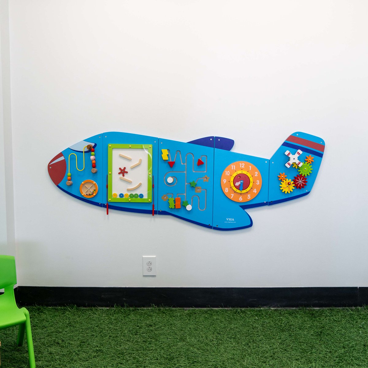 Traveling with kids? We've got you covered! 
Our Children's Play Area at Gate B2 is the perfect spot for little travelers to stretch, play, and burn off some energy before takeoff. 🛫 #FlyCRW