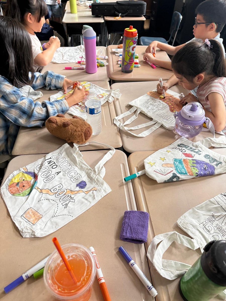 D26Team's tweet image. What a finale for Summer Rising at PS 188! Morning field day filled with games, arts &amp;amp; crafts, and team spirit, followed by an afternoon carnival to end Summer Rising in style. Thank you to students, families and staff for an awesome Summer program!