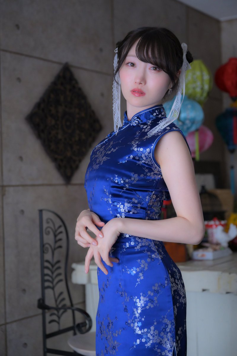 作者不詳Hiroto53とサインあり　チャイナ服を装った女性像　油彩Ｆ8号　額装 作者不詳Hiroto53とサインありチャイナ服を装った女性像油彩画F8号