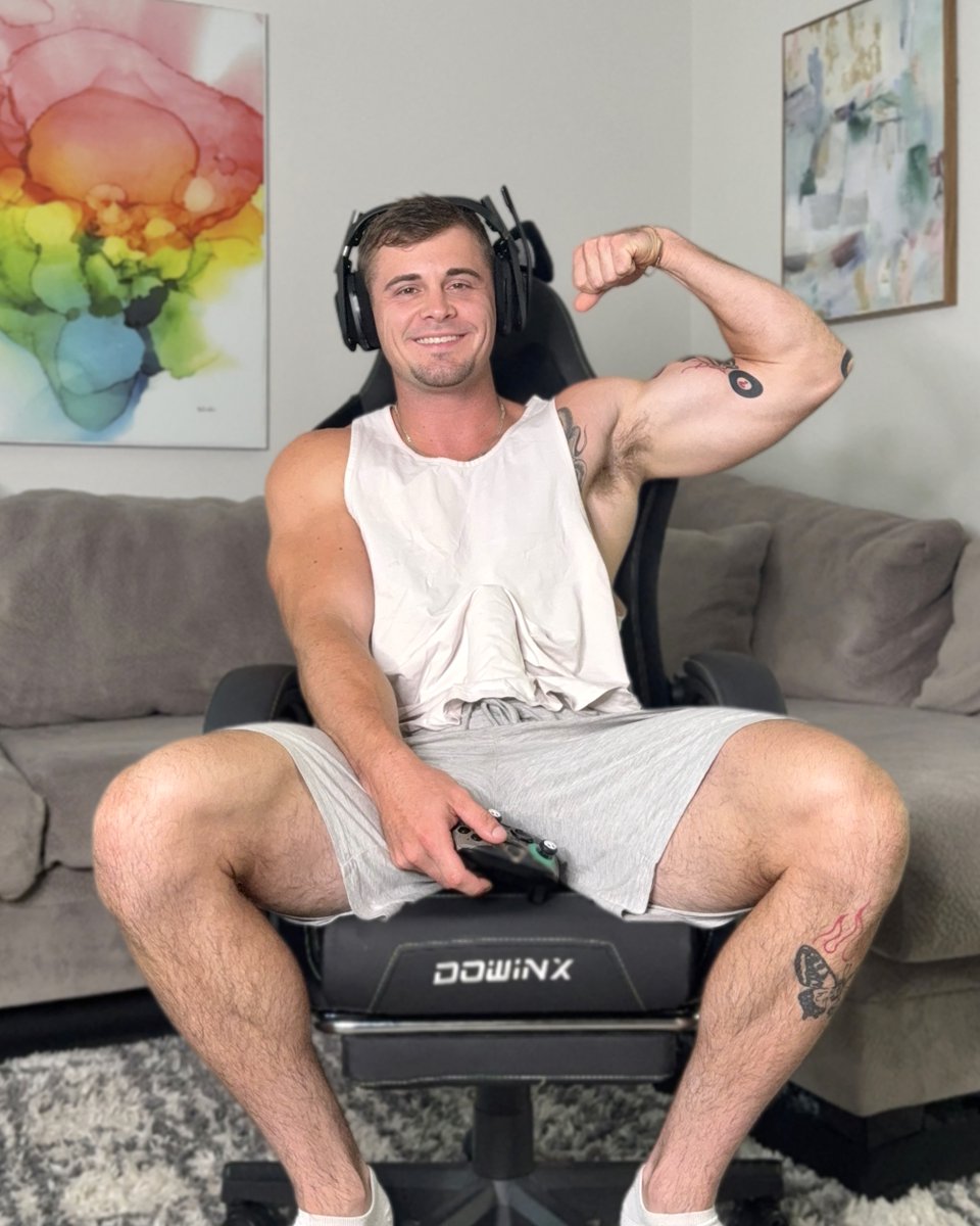 Check the comments for my gaming vid 😈