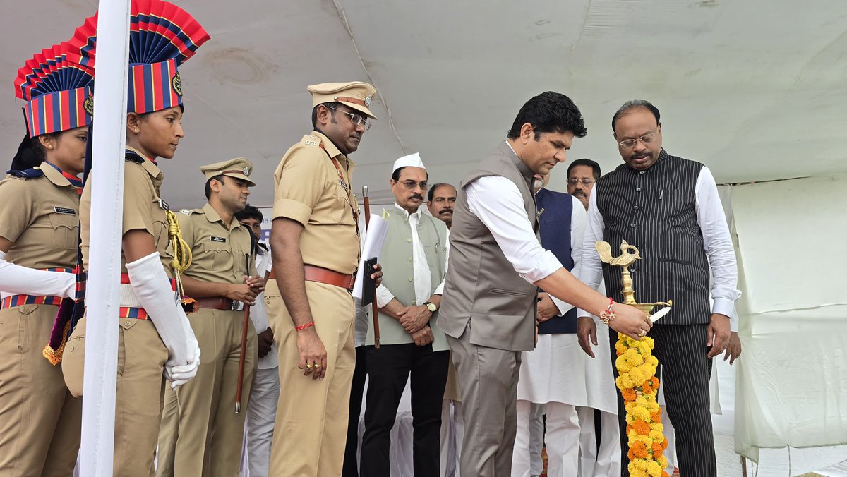 shyamkumarbarve's tweet photo. सावनेर पोलीस स्टेशन अंतर्गत शहरात अत्याधुनिक सीसीटीव्ही निगराणी प्रकल्पाचे आज भव्य उद्घाटन करण्यात आले.
या उपक्रमामुळे गुन्हेगारी नियंत्रण, वाहतूक व्यवस्थापन आणि आपत्कालीन परिस्थितीत तात्काळ प्रतिसाद देणे अधिक प्रभावीपणे शक्य होईल.
#savner #police #nagpur https://t.co/uyAgvIiarP