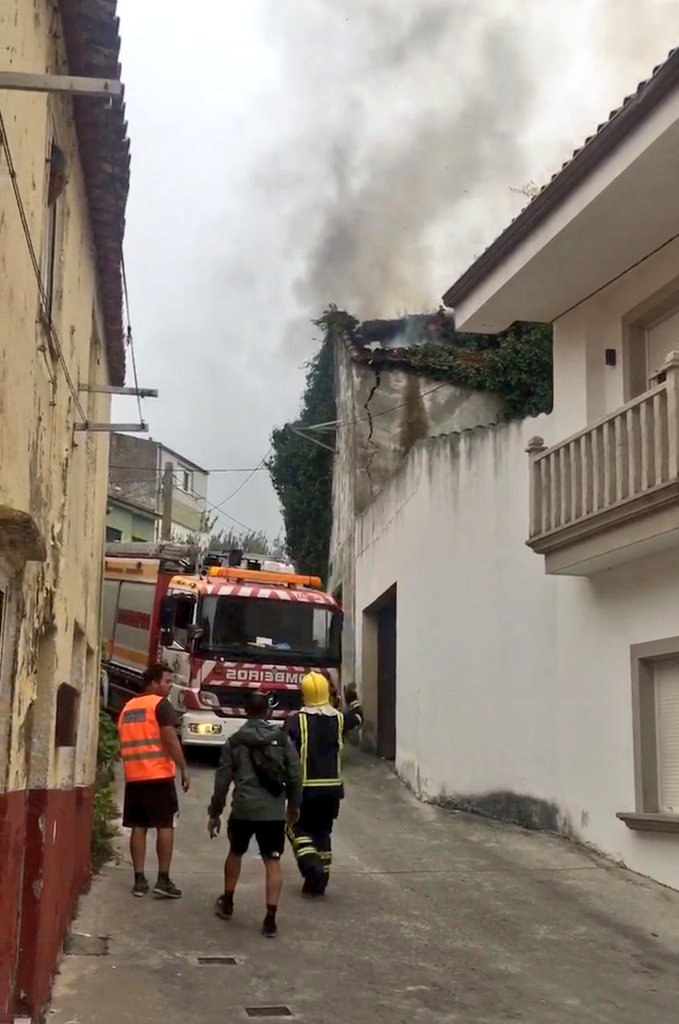 LUME | Incendio en Fisterra, arde un  transformador no centro da vila.