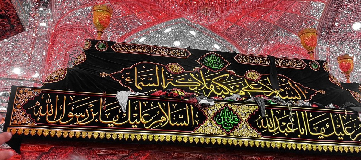 AliImran972's tweet photo. قبرِ حسین ع پہ ضعیف ہاتھ رکھ کر کہا گیا بھیاع شام سے سکینہ ص کو زندہ لانا اتنا ہی مشکل تھا جتنا عباس ع کو خیمہ لانا 💔😭
#چہلم_امام_حسینؑ 
#كربلا 
@AliImran972 https://t.co/mgkILFdDYy